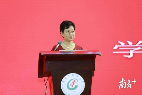 167net必赢入口书记张建华正在为新生上“思政第一课”